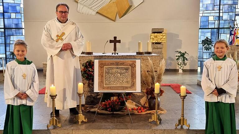 Das Foto zeigt das Archivbild in der Mitte des Altars mit Diakon Michael Bäuerlein und den Ministrantinnen Klara Vorndran und Franziska Hutzelmann (von links). Das Foto zeigt das Archivbild in der Mitte des Altars mit Diakon Michael Bäuerlein und den Ministrantinnen Klara Vorndran und Franziska Hutzelmann (von links).