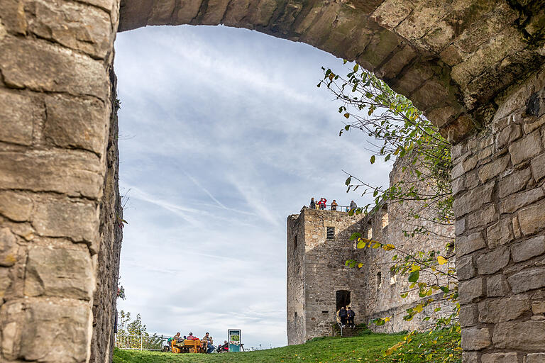 Die Burgruine Bramberg zählt mit ihren 495 Metern zu einem der höchsten Punkte der Haßberge. Die Burgruine Bramberg zählt mit ihren 495 Metern zu einem der höchsten Punkte der Haßberge.