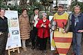 Sie ließen das Hoch- und Spätmittelalter in Werneck aufleben: Hausherrin Nicole Kuhn, Bürgermeisterin a. D. Edeltraud Baumgartl, das Musikantenehepaar Lissy und Hans Heilgenthal, Dr. Jürgen Jung als „Graf von Rieneck“ und Bernd Göbel vom Historischen Verein Markt Werneck e.V.