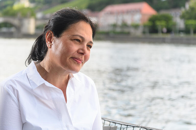 Tülin Arslan ist die neue Kapitänin der ehemaligen 'Fischbar zum Krebs'. Das Boot betreibt sie seit Kurzem unter dem Namen 'Main Kutter Würzburg'. Tülin Arslan ist die neue Kapitänin der ehemaligen 'Fischbar zum Krebs'. Das Boot betreibt sie seit Kurzem unter dem Namen 'Main Kutter Würzburg'.