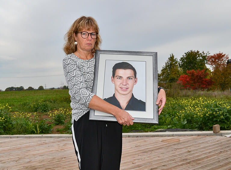 Katja Konrad mit einem Foto ihres getöteten Sohnes Julian. Katja Konrad mit einem Foto ihres getöteten Sohnes Julian.