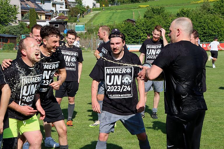 Just im Jahr des 75-jährigen Gründungsjubiläums des FC Blau-Weiß Leinach errang die 1. Mannschaft der seit 2022 aus FCL und der Spielvereinigung (SpVgg) Leinach bestehenden Fußballspielgemeinschaft (FSG) die erste Meisterschaft einer gemeinsamen Fußball-Mannschaft aus dem Leinachtal. Die Mannschaft um Trainer Benjamin Brändlein feierte den Titelgewinn im Mai ausgelassen.