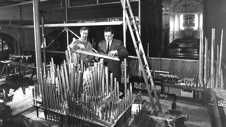 Domorganist Paul Damjakob (rechts) mit Orgelbauer Heinz Schwadorf bei der Überholung der Domorgel im Jahr 1989.