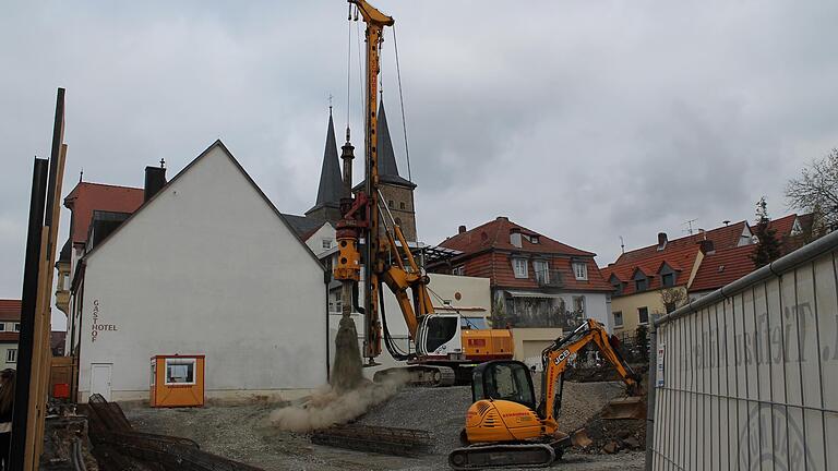 Der Bau des neuen Hotels 'Wilder Mann' in der Gerolzhöfer Innenstadt hat begonnen. Ein riesiger Bohr-Bagger gräbt Röhren von bis zu zehn Metern in die Tiefe, die dann mit Stahl und Beton ausgefüllt werden und später als Außenmauern der Tiefgarage dienen.