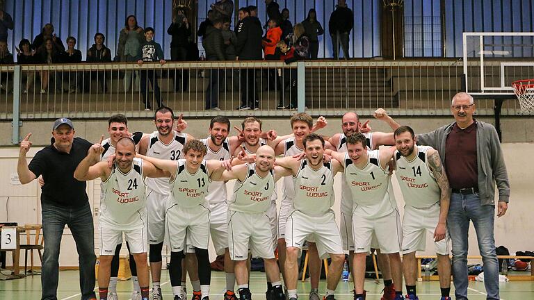 Die Basketballer der DJK Schweinfurt sind Meister der Bayernliga Nord 2021/22.
Vorne von links: Trainer Klaus Ludwig, Vlatko Andonov, Lars Mantel, Benni Weber, Tom Ludwig, Lukas Vennemann, Michele Grauso, Co-Trainer Georg Hernas.
Hinten von links: Finn Ludwig, Dimitar Delipetrov, Tim Zenger, Jan Rüttinger, Clemes Beckmann und Marcel Rink.