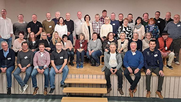 Sie wurden vor einem halben Jahrhundert gemeinsam eingeschult, nun trafen sich immerhin 40 der 60 Schülerinnen und Schüler zu einem Klassentreffen im DJK-Sportheim in Büchold. Die Wiedersehensfreude war groß, zudem ist auch die ehemalige Klassenlehrerin Frau Michel (Bildmitte, sitzend) der Einladung gefolgt und erschienen.