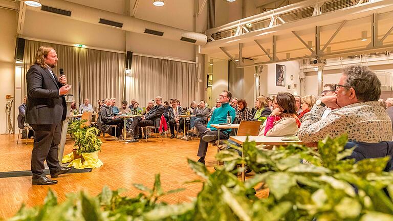 Anton Hofreiter, Vorsitzender des Europa-Ausschusses im Bundestag, erklärte beim politischen Aschermittwoch der Grünen seine Haltung zu Waffenlieferungen an die Ukraine.&nbsp;