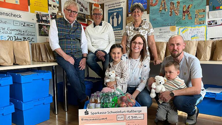 Große Freude bei der Schweinfurter Kindertafel: Eine Familie hatte sich ins Zeug gelegt, wochenlang vorbereitet und einen eintägigen Osterbasar veranstaltet, bei dem 1300 Euro für die Schweinfurter Kindertafel zusammen kamen, die nun überreicht wurden. Unser Foto zeigt von links: Kindertafel-Vorsitzender Stefan Labus, Botschafter Peter Kruse, Angelika Schemm, Lenia mit ihren Eltern Lisa und Stathi Sochos sowie Bruder Eliah.