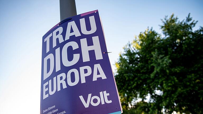 Volt-Wahlplakat.jpeg       -  'Trau dich Europa': Ein Wahlplakat der Partei Volt.