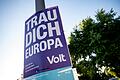 Volt-Wahlplakat.jpeg       -  'Trau dich Europa': Ein Wahlplakat der Partei Volt.