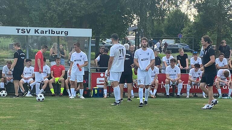 Viele hängende Köpfe –&nbsp;die Fußballer des TSV Karlburg und ihr Trainer Markus Köhler (stehend rechts im schwarzen Shirt) nach der Niederlage im Bayernliga-Spiel gegen den ATSV Erlangen.