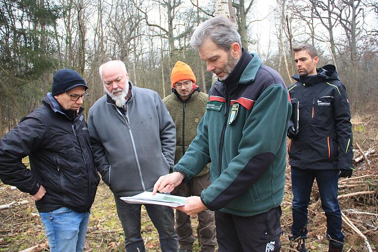 Stephan Thierfelder (Zweiter von rechts), Bereichsleiter Forsten am AELF, erläutert Bürgermeister Herbert Fröhlich (von links), Herbert Heger, Michael Schwindl vom AELF und Philipp Keller von der Naturschutzbehörde die Ziele der Waldverjüngung. Stephan Thierfelder (Zweiter von rechts), Bereichsleiter Forsten am AELF, erläutert Bürgermeister Herbert Fröhlich (von links), Herbert Heger, Michael Schwindl vom AELF und Philipp Keller von der Naturschutzbehörde die Ziele der Waldverjüngung.