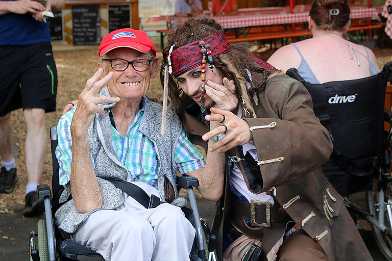 Auch erwachsene Volksfest-Gäste freuten sich über die Begegnung mit den Helden, wie hier Captain Jack Sparrow.