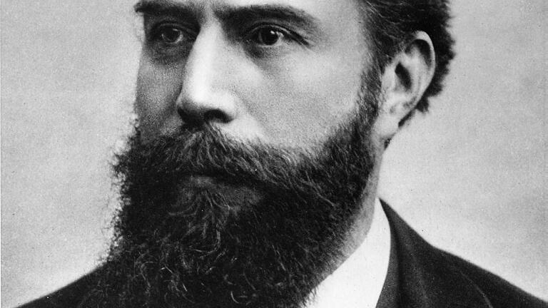 Quiz: Berühmte Mainfranken       -  Wissenschaft, Sport und Kunst/Unterhaltung: Das sind Gebiete, in denen es viele Menschen in Mainfranken zu viel gebracht haben. Wir haben 15 dieser Berühmtheiten zu einem Quiz zusammengestellt. Sie dachten, Sie kennen sich aus? Na, dann schauen wir mal.
Fangen wir mit einem Mann an, der zwar nicht aus Mainfranken stammte, aber dort eine weltberühmte Entdeckung machte: Wilhelm Conrad Röntgen (Bild).