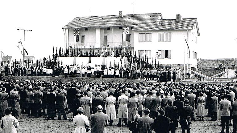 Die Einweihung des Sport- und Jugendheims war 1954 ein Ereignis.