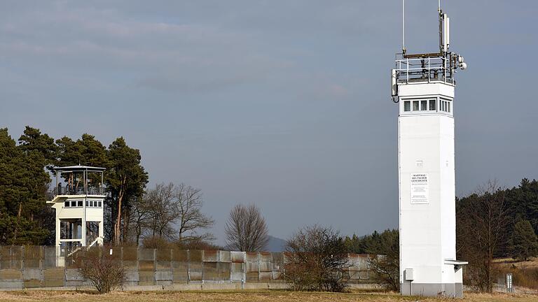 Konfrontation mitten in der Rhön: Nur knapp 100 Meter trennen den ehemaligen Beobachtungsposten der US-Amerikaner (links) und den ehemaligen DDR-Wachturm an der einstigen innerdeutschen Grenze zwischen Hessen und Thüringen.&nbsp;