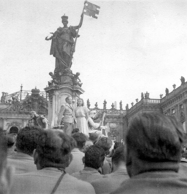 Im zerstörten Würzburg: Die Schauspielerin Ingrid Bergman und ihr Kollege Jack Benny traten im Sommer 1945 vor amerikanischen Soldaten am Frankoniabrunnen auf. Im Hintergrund ist die ausgebrannte Residenz zu sehen.