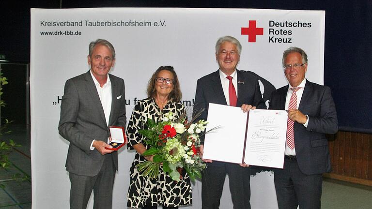 Bei der Kreisversammlung des DRK-Kreisverbandes Tauberbischofsheim wurde der bisher amtierende Präsident Oskar Fuchs (Zweiter von rechts) im Beisein seiner Ehefrau Brigitte vom neu gewählten Präsidenten Reinhard Frank (rechts) und dem stellvertretenden Präsidenten Wolfgang Vockel zum Ehrenpräsidenten ernannt. Bei der Kreisversammlung des DRK-Kreisverbandes Tauberbischofsheim wurde der bisher amtierende Präsident Oskar Fuchs (Zweiter von rechts) im Beisein seiner Ehefrau Brigitte vom neu gewählten Präsidenten Reinhard Frank (rechts) und dem stellvertretenden Präsidenten Wolfgang Vockel zum Ehrenpräsidenten ernannt.