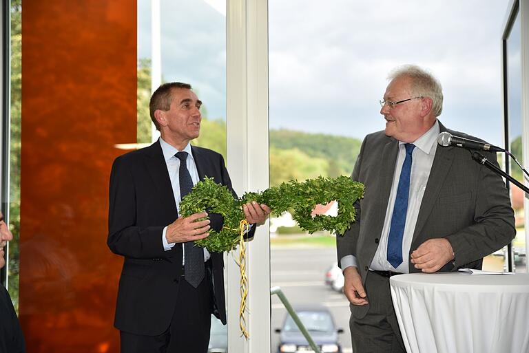 Schlüsselübergabe 2015 von Otto Kirchner (links) an Bürgermeister Claus Bittenbrünn für das renovierte und modernisierte Hallenbad in Königsberg. Schlüsselübergabe 2015 von Otto Kirchner (links) an Bürgermeister Claus Bittenbrünn für das renovierte und modernisierte Hallenbad in Königsberg.