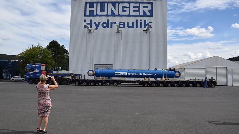 Ein in der Firma Hunger Hydraulik in Lohr hergestellter Großzylinder verließ 2016 das Werk Richtung China. Hier macht Ingrid Hunger ein Erinnerungsfoto.