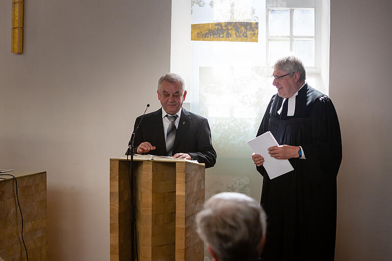 Stefan Mai, katholischer Pfarrer, und Reiner Apel, Pfarrer der evangelischen Erlöserkirche, beim Festgottesdienst.