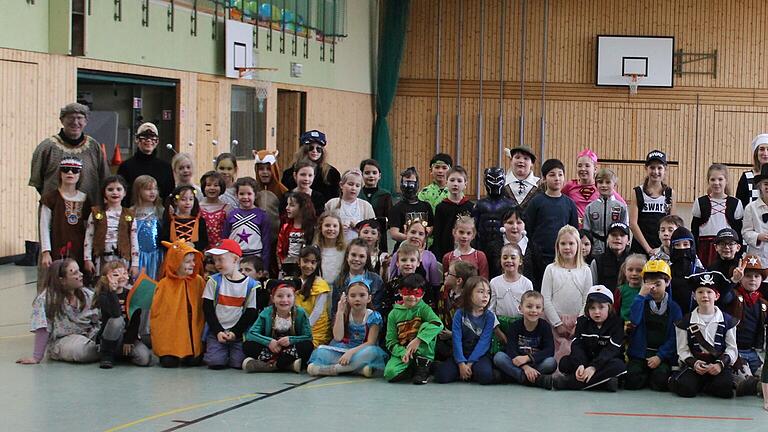 Faschingsfeier der Grundschule Wasserlosen in der Turnhalle.