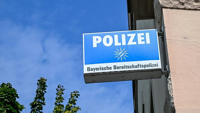 Bei der Bereitschaftspolizeiabteilung in Würzburg sind seit Januar 2023 drei Beamte in Ausbildung wegen rassistischer oder fremdenfeindlicher Äußerungen aufgefallen. Ein ehemaliger Polizeischüler musste sich jetzt vor Gericht verantworten.&nbsp;