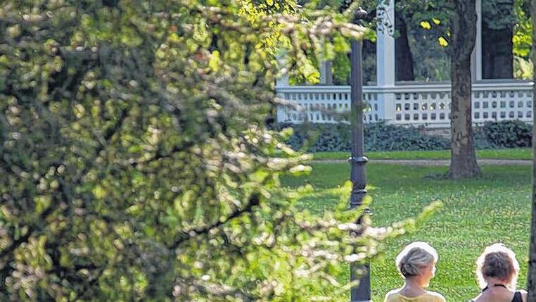 Herrliche Ruhe: Der Park lädt zum gemütlichen Sitzen ein.