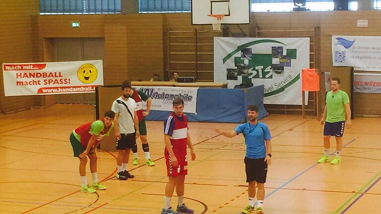 Kreisläufer Moritz Barkow (weißes T-Shirt) trainiert in Weilheim testweise mit den Zweitliga-Handballern der DJK Rimpar Wölfe. Kreisläufer Moritz Barkow (weißes T-Shirt) trainiert in Weilheim testweise mit den Zweitliga-Handballern der DJK Rimpar Wölfe.