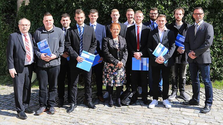 Die neuen Gesellen aus der Stadt Würzburg (von links): Walter Häuslein, Tobias Nickles, Benedikt Mödig, René Julke, Maximilian Gerber, Bürgermeisterin Marion Schäfer-Blake, Leon Lodig, Sascha Hill, Philipp Postel, Christian Steiberger, Fabian Lurz, Thomas Mahler und Obermeister Martin Strobl.