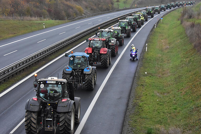 Traktor an Traktor: Der rechte Fahrstreifen der A71 wurde für die Sternfahrt frei gemacht.