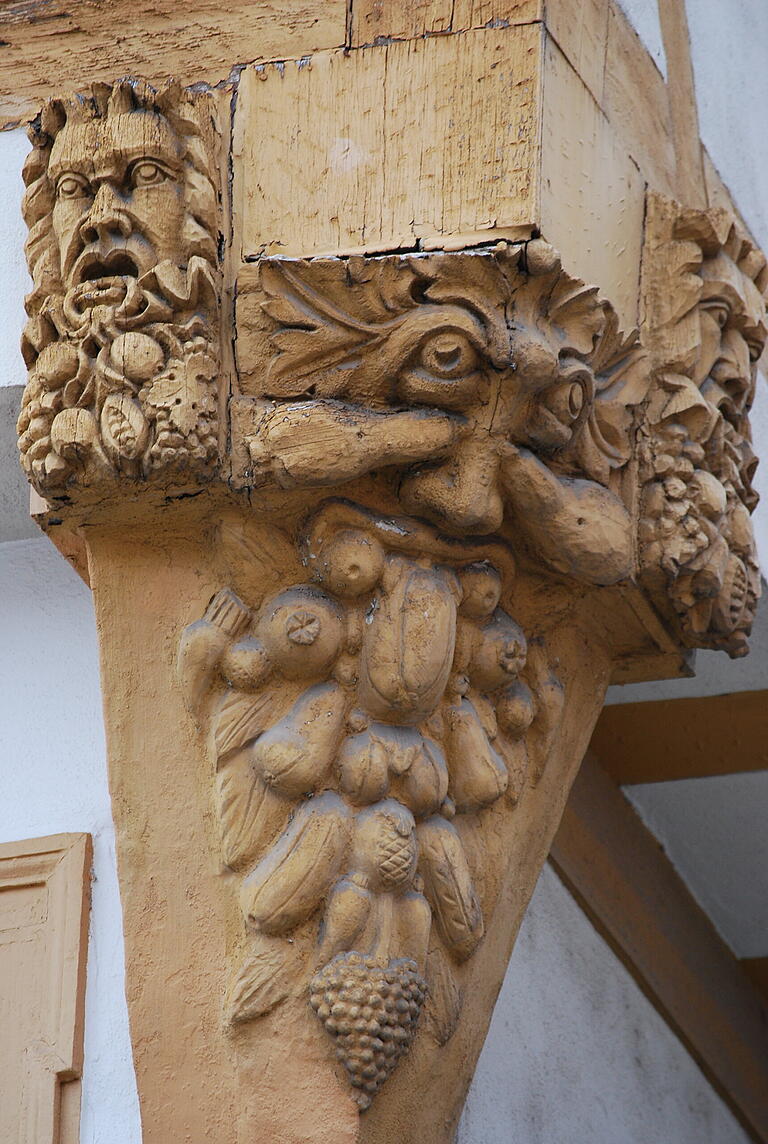 Neidköpfe an der Stadt-Apotheke. Neidköpfe an der Stadt-Apotheke.