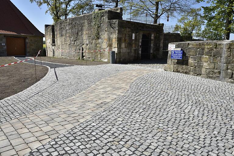 Der Zugang vom Parkplatz über die Brücke zum Burghof wurde behindertengerecht neu gepflastert Der Zugang vom Parkplatz über die Brücke zum Burghof wurde behindertengerecht neu gepflastert