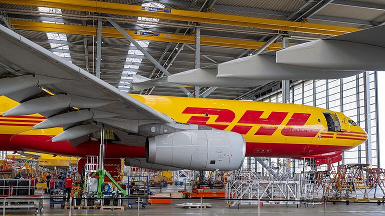 Flughafen Leipzig/Halle und DHL verlängern Vertrag       -  DHL-Flieger in Leipzig: Das Unternehmen hat die Sicherheitsmaßnahmen erhöht. (Archivbild)