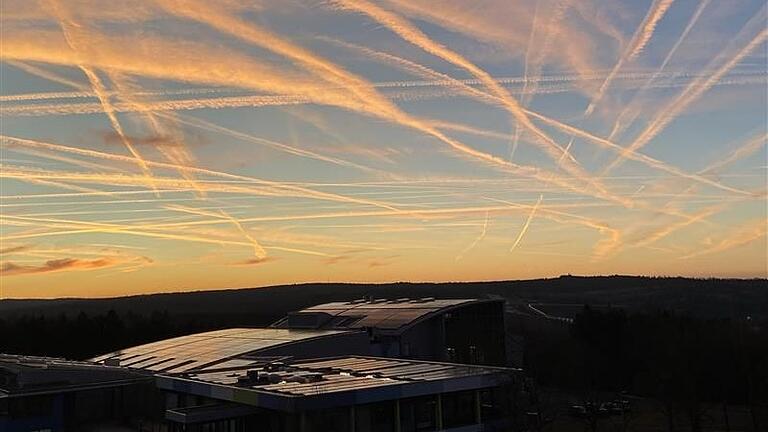 Kondensstreifen durchzogen den Himmel über dem Druckzentrum der Main-Post in Würzburg. Kondensstreifen durchzogen den Himmel über dem Druckzentrum der Main-Post in Würzburg.