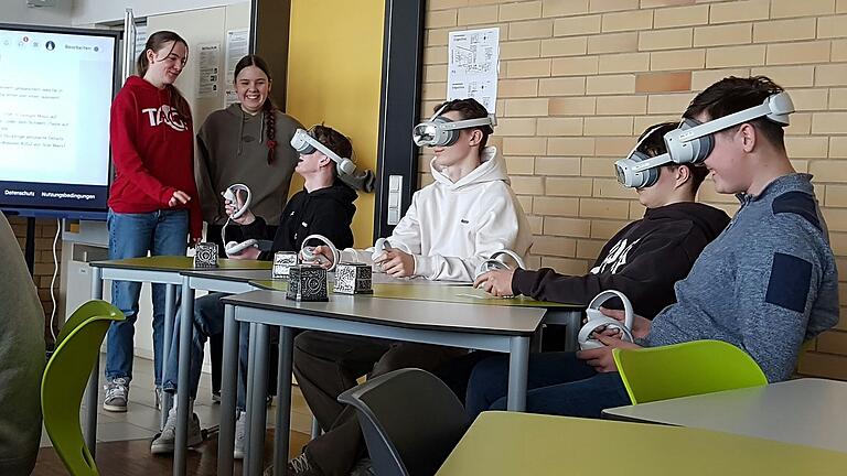Unser Bild zeigt vier Schüler der elften Klasse beim virtuellen Ausflug ins Google-Rechenzentrum. Unser Bild zeigt vier Schüler der elften Klasse beim virtuellen Ausflug ins Google-Rechenzentrum.