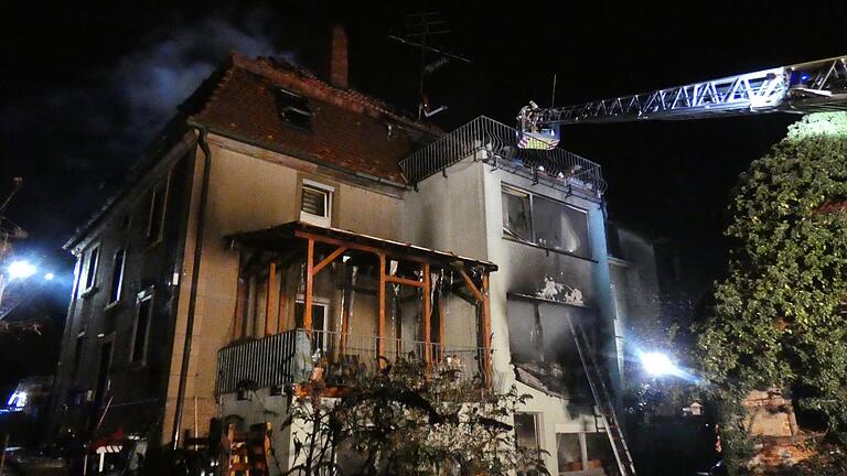 Das Mehrfamilienwohnhaus ist nahezu komplett zerstört und unbewohnbar.&nbsp;