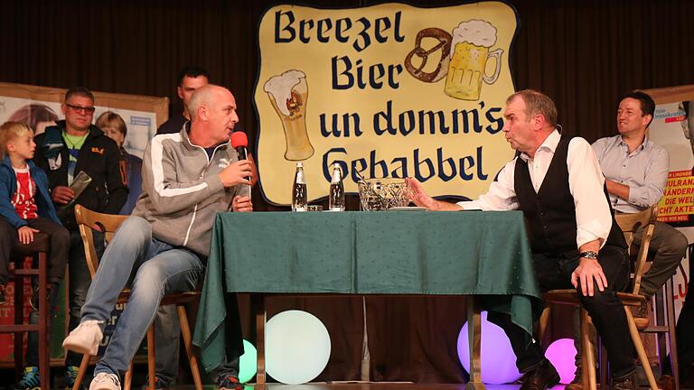 Seit September 2009 findet in Wargolshausen der kabarettistische Frühschoppen 'Breezel, Bier un domm's Gebabbel' mit Fredi Breunig (rechts am Tisch) statt. Im September 2017 waren Mario Basler (links am Tisch) und die ehemaligen Spieler der DJK Waldberg zu Gast (im Hintergrund).