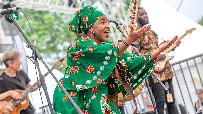 Africa Festival       -  Die Band Kandara Diebaté tritt am Donnerstag (30.05.24) beim Africa Festival auf den Mainwiesen in Würzburg auf. Das Africa Festival gilt als größtes Festival für afrikanische Musik und Kultur in Europa, jedes Jahr kommen mehrere 10.000 Besucher auf die Mainwiesen.