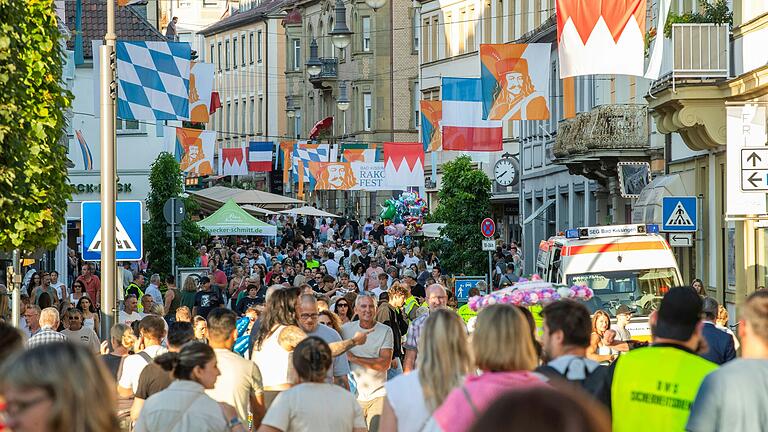 Volle Straßen beim Rakoczy-Fest 2024 in Bad Kissingen.