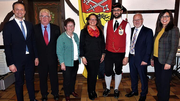 Beim Neujahrsempfang der Marktgemeinde Oberschwarzach: (von links) Landrat Florian Töpper, Kirchenpfleger Klaus Helmich, Irmgard Engert (Handthaler Volkssänger), Annette Köhler (Singkreis Intakt), Christian Nöth (Leiter der Steigerwaldkapelle),&nbsp;Bürgermeister Manfred Schötz und MdL Barbara Becker.