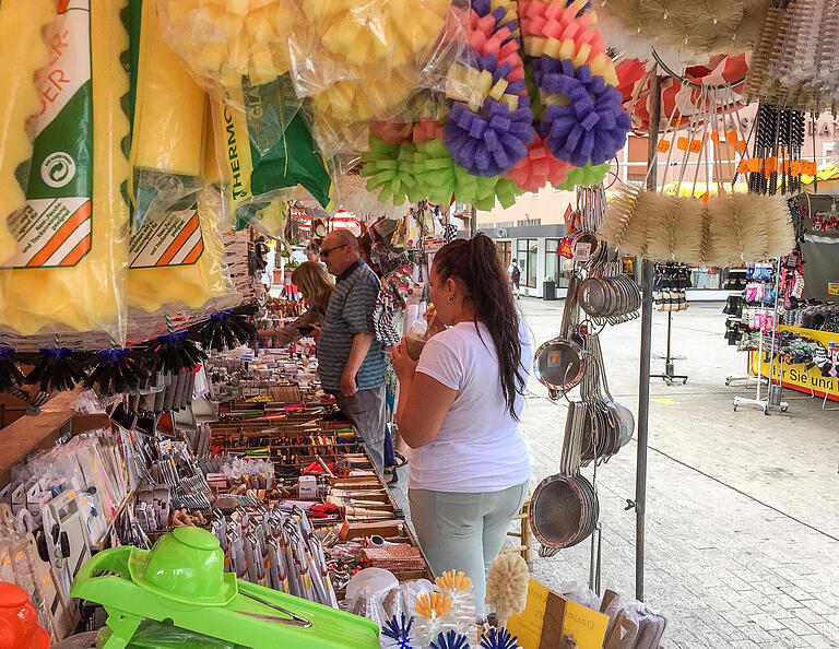 Haushaltswaren sind immer gefragt, hier am Unteren Markt.