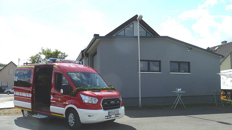 Der neue Mannschaftstransportwagen der Freiwilligen Feuerwehr Rohrbach vor dem Garagenneubau.