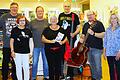 Im Bild (hinten, von links): Die Band Edition One: Ralf Flügel, Ralf Schmitt, Dr. Markus Kotas, Jürgen Leppich , Violetta Zöler Büchereileiterin; (vorne, von links): Claudia Hümmer, Gemeindebücherei und Martha Seubert-Poßmayer, Vorleserin.