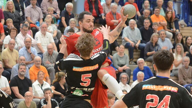 Der Lohrer Maximilian Drude (am Ball) wird vom Erlanger Lasse Schmid angegangen. Der Lohrer Maximilian Drude (am Ball) wird vom Erlanger Lasse Schmid angegangen.