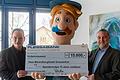 Alexander Förster, Geschäftsführer der Stadt- und Wohnbau GmbH Schweinfurt, mit Wohnbau-Willi übergab einen symbolischen Spendenscheck über 15.000 Euro an Matthias Zaworka, Geschäftsführung Haus Marienthal gGmbH.
