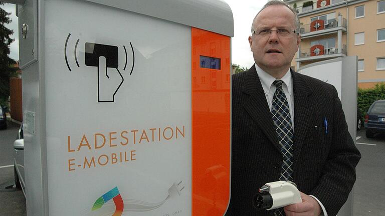 E-Tankstelle auf dem Salinenparkplatz, die Stadtwerke (im Bild Geschäftsführer Manfred Zimmer) sind in Bad Kissingen für mehr als Strom und Gas zuständig. E-Tankstelle auf dem Salinenparkplatz, die Stadtwerke (im Bild Geschäftsführer Manfred Zimmer) sind in Bad Kissingen für mehr als Strom und Gas zuständig.