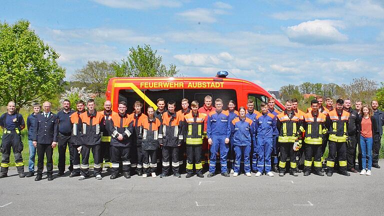 Vier Tage lang gab es beim Sprechfunklehrgang im Feuerwehrhaus Trappstadt umfassende Informationen rund um das Thema „Sprechfunk Digitalfunk'. Sie habe alle bestanden. Das Bild zeigt sie mit den Ausbildern.