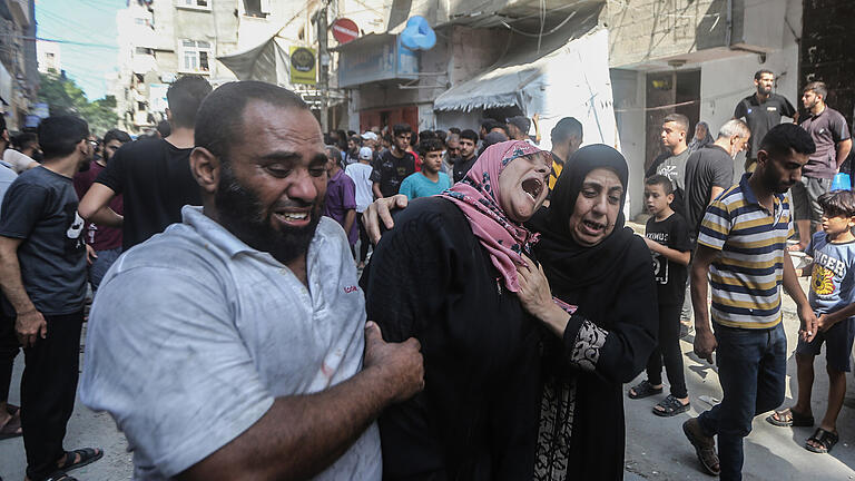 Nach Hamas-Großangriff auf Israel - Gaza-Stadt.jpeg       -  Palästinenser verlassen weinend das Flüchtlingslager al Shati nach einem israelischen Luftangriff.