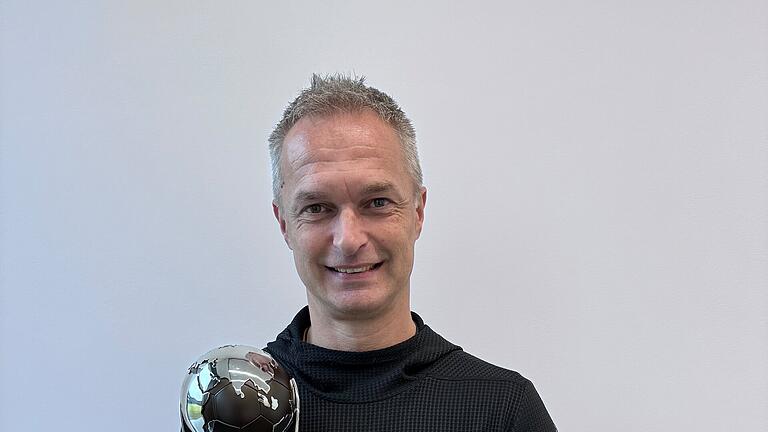 Christian Wück im Exklusiv-Interview - Unser Bild zeigt Christian Wück mit dem Pokal für den Gewinn der U17-Weltmeisterschaft in Indonesien. Christian Wück im Exklusiv-Interview - Unser Bild zeigt Christian Wück mit dem Pokal für den Gewinn der U17-Weltmeisterschaft in Indonesien.
